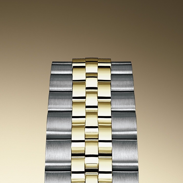 Bei Design, Entwicklung und Produktion der Armbänder und Schließen von Rolex sowie bei der rigorosen Qualitätsprüfung, der sie unterzogen werden, kommen hochtechnologische Verfahren zum Tragen. Und wie alle Bestandteile der Armbanduhr werden auch diese Komponenten Sichtkontrollen unterzogen, bei denen das menschliche Auge alle ästhetischen Merkmale genau überprüft, um makellose Schönheit zu gewährleisten. Das fünfreihige Jubilee-Metallband mit fließenden Konturen und hohem Tragekomfort wurde eigens für die Einführung der Oyster Perpetual Datejust im Jahr 1945 konzipiert.