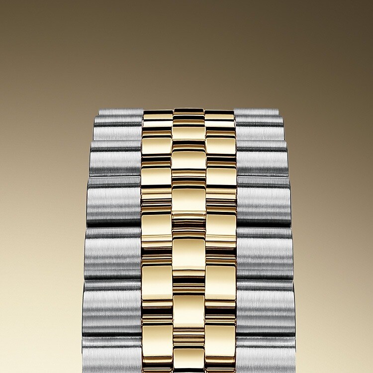 The design, development and production of Rolex bracelets and clasps, as well as the stringent tests they face, involve advanced high technology. And, as with all the components of the watch, aesthetic controls by the human eye guarantee impeccable beauty. The Jubilee, a supple and comfortable five-piece link metal bracelet, was designed and made especially for the launch of the Oyster Perpetual Datejust in 1945.