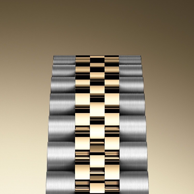 Bei Design, Entwicklung und Produktion der Armbänder und Schließen von Rolex sowie bei der rigorosen Qualitätsprüfung, der sie unterzogen werden, kommen hochtechnologische Verfahren zum Tragen. Und wie alle Bestandteile der Armbanduhr werden auch diese Komponenten Sichtkontrollen unterzogen, bei denen das menschliche Auge alle ästhetischen Merkmale genau überprüft, um makellose Schönheit zu gewährleisten. Das Jubilee-Band, ein fünfreihiges Metallarmband mit fließenden Konturen und hohem Tragekomfort, wurde eigens für die Einführung des Modells Oyster Perpetual Datejust im Jahre 1945 entwickelt.