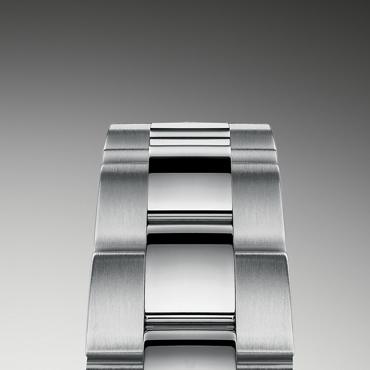 Das Oyster-Band ist das robuste und bequeme Ergebnis einer perfekten Kombination von Form und Funktion, Ästhetik und Technik. Es ist mit einer Oysterclasp-Schließe und dem komfortablen Easylink-Verlängerungssystem von Rolex ausgestattet, Dank dieses raffinierten Systems kann das Armband auf einfache Weise um circa 5 mm erweitert werden, um jederzeit einen optimalen Tragekomfort sicherzustellen.