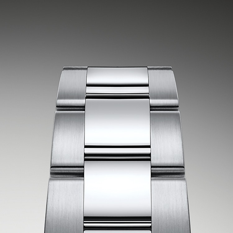 Das Oyster-Band ist das robuste und bequeme Ergebnis einer perfekten Kombination von Form und Funktion, Ästhetik und Technik. Es ist mit einer Oysterclasp-Schließe und dem komfortablen Easylink-Verlängerungssystem von Rolex ausgestattet, Dank dieses raffinierten Systems kann das Armband auf einfache Weise um circa 5 mm erweitert werden, um jederzeit einen optimalen Tragekomfort sicherzustellen.