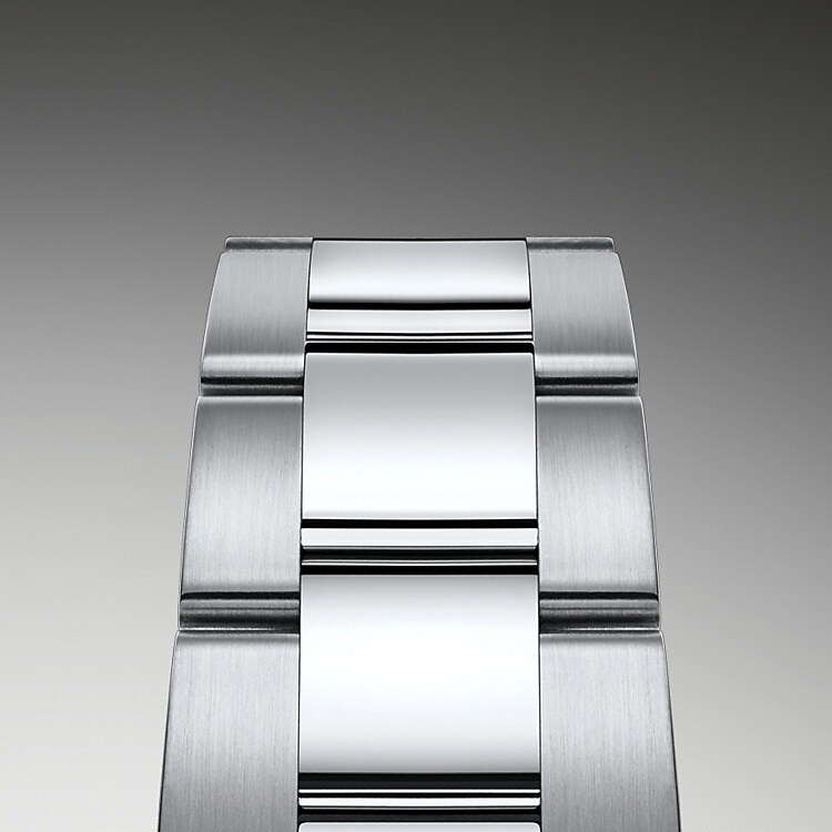Das Oyster-Band ist das robuste und bequeme Ergebnis einer perfekten Kombination von Form und Funktion, Ästhetik und Technik. Es ist mit einer Oysterclasp-Schließe und dem komfortablen Easylink-Verlängerungssystem von Rolex ausgestattet, Dank dieses raffinierten Systems kann das Armband auf einfache Weise um circa 5 mm erweitert werden, um jederzeit einen optimalen Tragekomfort sicherzustellen.