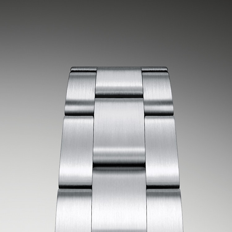 Das Oyster-Band ist das Ergebnis einer perfekten Kombination von Form und Funktion, Ästhetik und Technologie. Dieses Ende der 1930er-Jahre eingeführte, besonders robuste und bequeme dreireihige Metallarmband ist mit seinen breiten, flachen Bandelementen nach wie vor das verbreitetste Armband der Oyster-Kollektion. Bei den Oyster Perpetual Modellen ist das Oyster-Band mit einer Oysterclasp-Schließe ausgestattet.