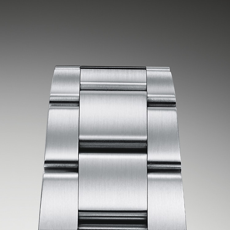 Das Oyster-Band ist das Ergebnis einer perfekten Kombination von Form und Funktion, Ästhetik und Technologie. Dieses Ende der 1930er-Jahre eingeführte, besonders robuste und bequeme dreireihige Metallarmband ist mit seinen breiten, flachen Bandelementen nach wie vor das verbreitetste Armband der Oyster-Kollektion. Bei den Oyster Perpetual Modellen ist das Oyster-Band mit einer Oysterclasp-Schließe ausgestattet.