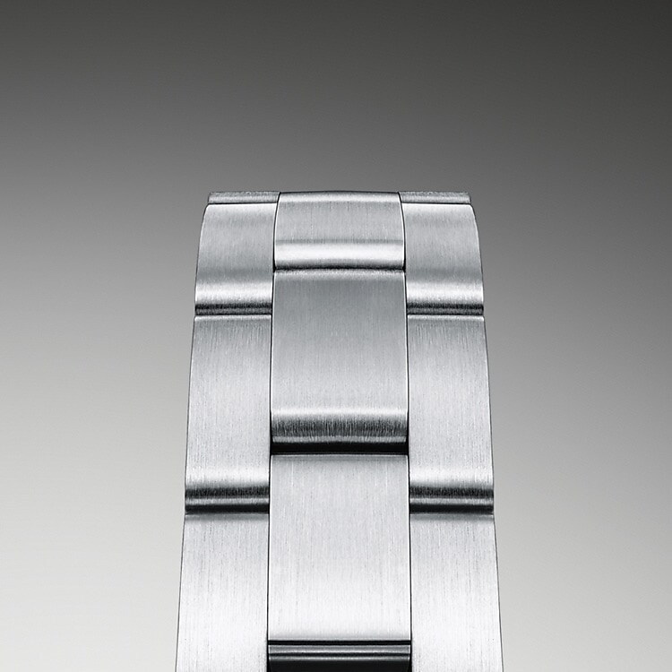 Das Oyster-Band ist das Ergebnis einer perfekten Kombination von Form und Funktion, Ästhetik und Technologie. Dieses Ende der 1930er-Jahre eingeführte, besonders robuste und bequeme dreireihige Metallarmband ist mit seinen breiten, flachen Bandelementen nach wie vor das verbreitetste Armband der Oyster-Kollektion. Bei den Oyster Perpetual Modellen ist das Oyster-Band mit einer Oysterclasp-Schließe ausgestattet.