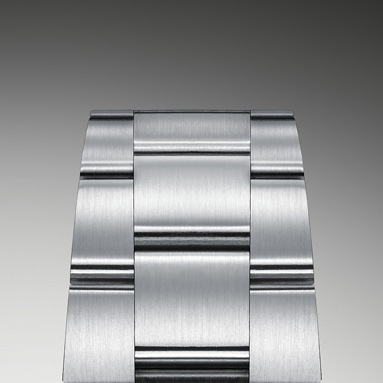 Das Oyster-Band ist das Ergebnis einer perfekten Kombination von Form und Funktion, Ästhetik und Technologie. Dieses Ende der 1930er-Jahre eingeführte, besonders robuste und bequeme dreireihige Metallarmband ist mit seinen breiten, flachen Bandelementen nach wie vor das verbreitetste Armband der Oyster-Kollektion. Bei den Oyster Perpetual Modellen ist das Oyster-Band mit einer Oysterclasp-Schließe ausgestattet.