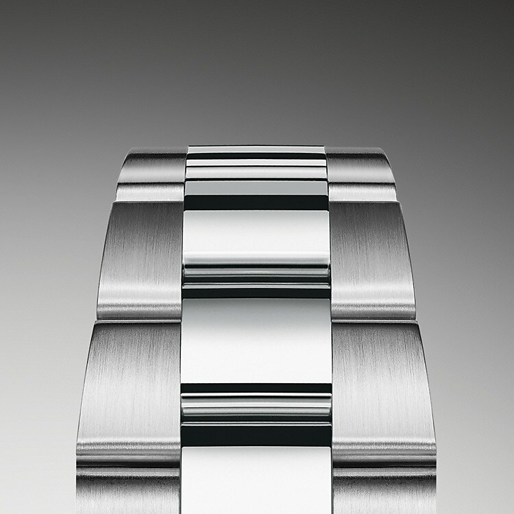 The Oyster bracelet is a perfect alchemy of form and function, aesthetics and technology, designed to be both robust and comfortable. It is equipped with an Oysterclasp and the Easylink comfort extension link, also exclusive to Rolex. This ingenious system allows the wearer to increase the bracelet length by approximately 5 mm, providing additional comfort in any circumstance.