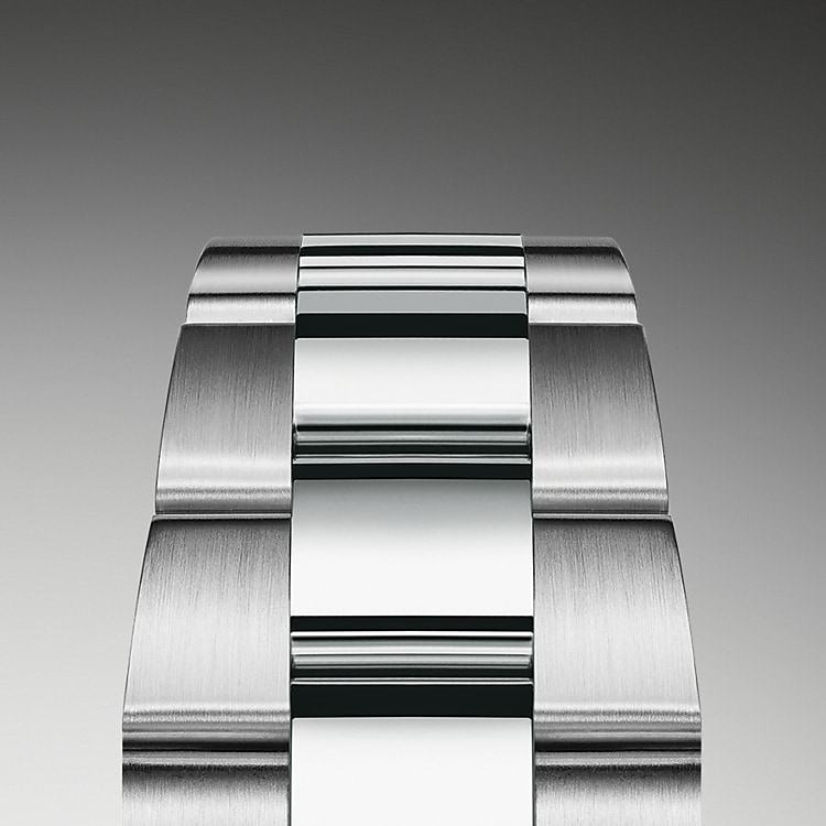 Das Oyster-Band ist das robuste und bequeme Ergebnis einer perfekten Kombination von Form und Funktion, Ästhetik und Technik. Es ist mit einer Oysterclasp-Schließe und dem komfortablen Easylink-Verlängerungssystem von Rolex ausgestattet, Dank dieses raffinierten Systems kann das Armband auf einfache Weise um circa 5 mm erweitert werden, um jederzeit einen optimalen Tragekomfort sicherzustellen.