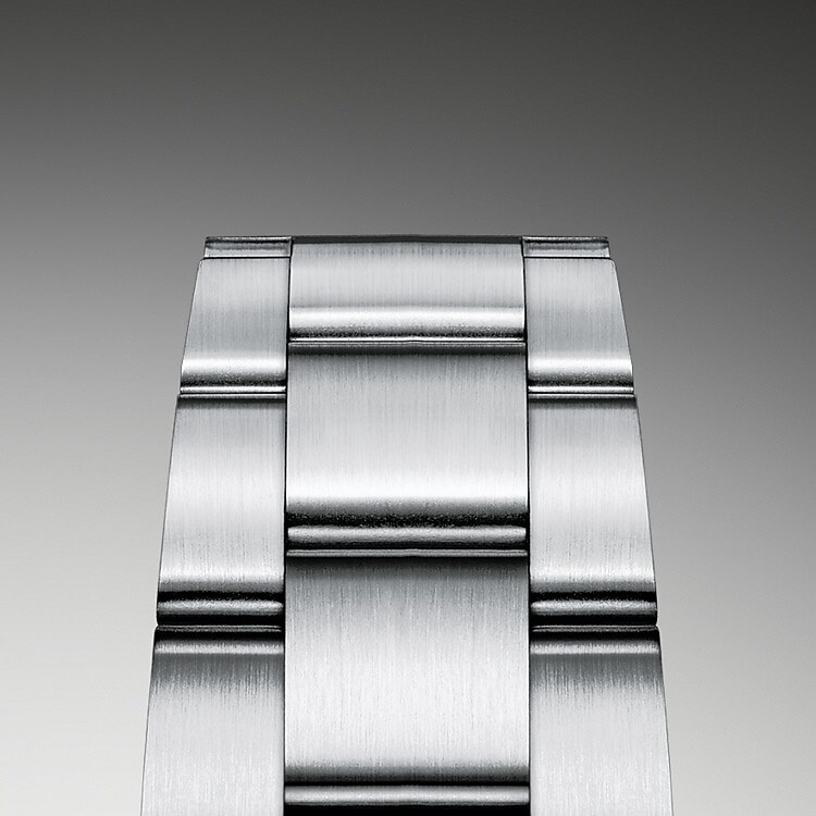 Das Oyster-Band ist das Ergebnis einer perfekten Kombination von Form und Funktion, Ästhetik und Technologie. Dieses Ende der 1930er-Jahre eingeführte, besonders robuste und bequeme dreireihige Metallarmband ist mit seinen breiten, flachen Bandelementen nach wie vor das verbreitetste Armband der Oyster-Kollektion. Bei den Oyster Perpetual Modellen ist das Oyster-Band mit einer Oysterclasp-Schließe ausgestattet.