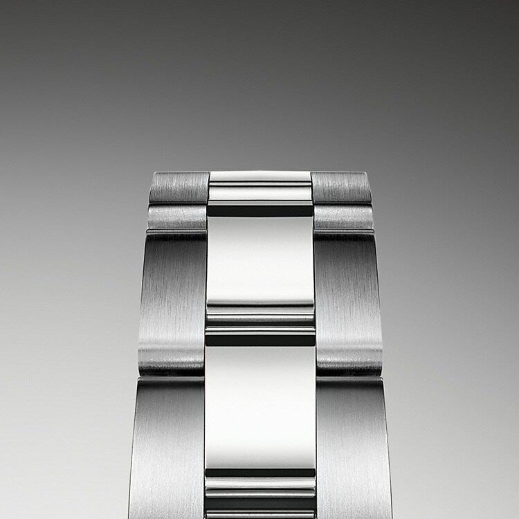Das Oyster-Band ist das robuste und bequeme Ergebnis einer perfekten Kombination von Form und Funktion, Ästhetik und Technik. Es ist mit einer Oysterclasp-Schließe und dem komfortablen Easylink-Verlängerungssystem von Rolex ausgestattet. Dank dieses innovativen Systems kann das Armband um circa 5 mm erweitert werden, um jederzeit einen optimalen Tragekomfort sicherzustellen.