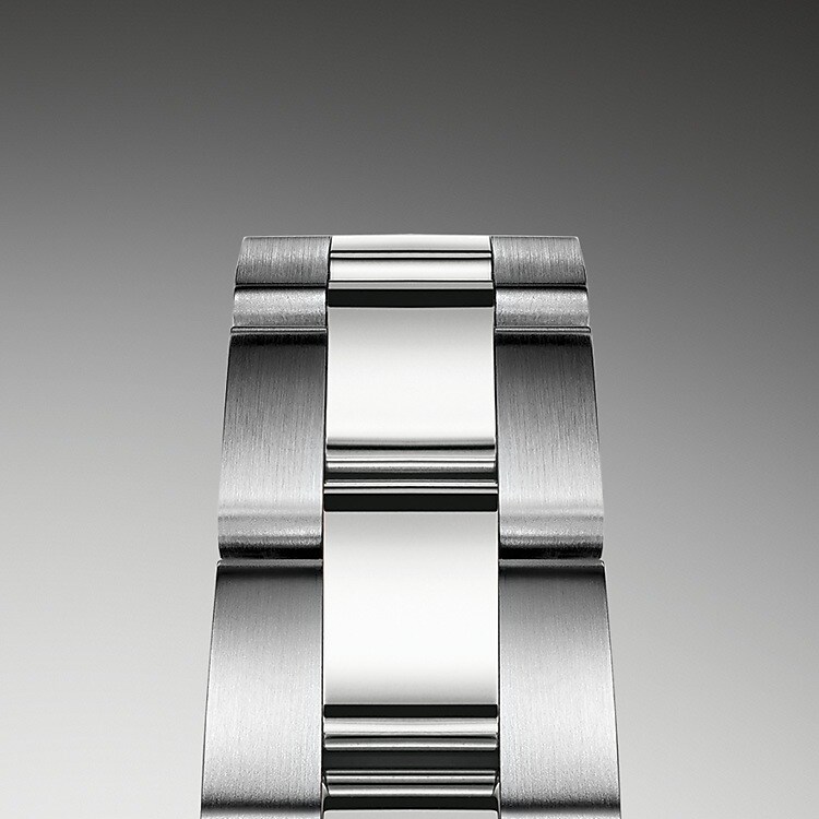 Das Oyster-Band ist das robuste und bequeme Ergebnis einer perfekten Kombination von Form und Funktion, Ästhetik und Technik. Es ist mit einer Oysterclasp-Schließe und dem komfortablen Easylink-Verlängerungssystem von Rolex ausgestattet, Dank dieses raffinierten Systems kann das Armband auf einfache Weise um circa 5 mm erweitert werden, um jederzeit einen optimalen Tragekomfort sicherzustellen.