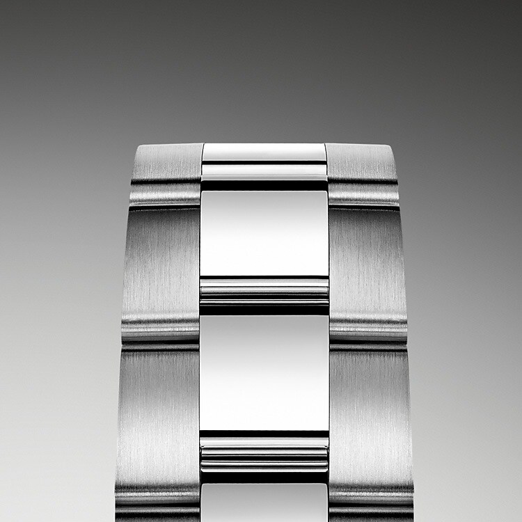 El brazalete Oyster es fruto de una alquimia perfecta entre forma y función, estética y técnica, diseñado para ser a la vez robusto y confortable. Está equipado con un Oysterclasp y cuenta con un cómodo sistema de extensión rápida Easylink, otra característica exclusiva de Rolex. Este ingenioso sistema de extensión permite ajustar fácilmente la longitud del brazalete de aproximadamente 5 mm, con el fin de ofrecer una mayor comodidad en cualquier circunstancia.