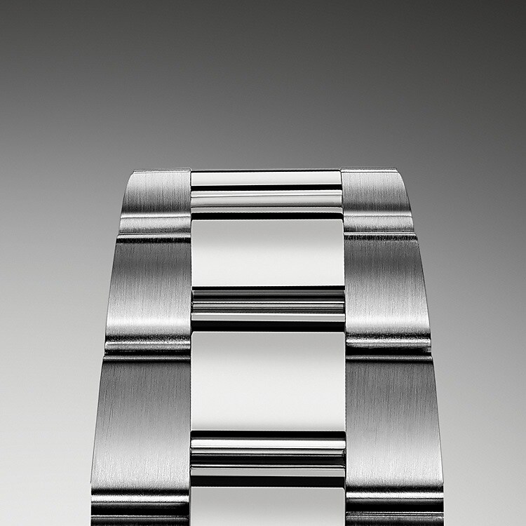 Das Oyster-Band ist das robuste und bequeme Ergebnis einer perfekten Kombination von Form und Funktion, Ästhetik und Technik. Es ist mit einer Oysterclasp-Schließe und dem komfortablen Easylink-Verlängerungssystem von Rolex ausgestattet. Dank dieses innovativen Systems kann das Armband um circa 5 mm erweitert werden, um jederzeit einen optimalen Tragekomfort sicherzustellen.