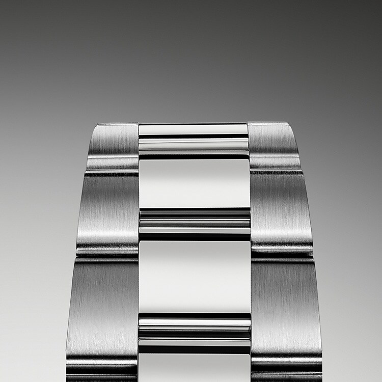 Das Oyster-Band ist das robuste und bequeme Ergebnis einer perfekten Kombination von Form und Funktion, Ästhetik und Technik. Es ist mit einer Oysterclasp-Schließe und dem komfortablen Easylink-Verlängerungssystem von Rolex ausgestattet, Dank dieses raffinierten Systems kann das Armband auf einfache Weise um circa 5 mm erweitert werden, um jederzeit einen optimalen Tragekomfort sicherzustellen.