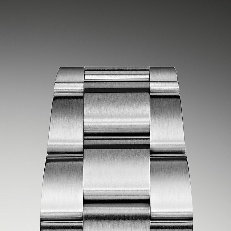 Das Oyster-Band ist das robuste und bequeme Ergebnis einer perfekten Kombination von Form und Funktion, Ästhetik und Technik. Es ist mit einer Oysterlock-Schließe, die versehentliches Öffnen verhindert und dem komfortablen Easylink-Verlängerungssystem von Rolex ausgestattet. Dank dieses raffinierten Systems kann das Armband auf einfache Weise um circa 5 mm erweitert werden, um jederzeit einen optimalen Tragekomfort sicherzustellen.