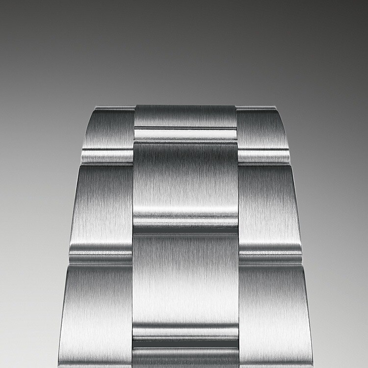 Le bracelet Oyster est l’alchimie parfaite entre forme et fonction, entre esthétique et technologie. Présenté à la fin des années 1930, ce bracelet métallique à trois mailles larges et plates, particulièrement robuste et confortable, reste le bracelet le plus répandu dans la collection Oyster. Sur les modèles Oyster Perpetual, le bracelet Oyster est doté d’un fermoir Oysterclasp.