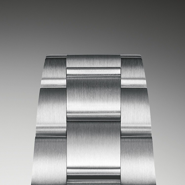 Le bracelet Oyster est l’alchimie parfaite entre forme et fonction, entre esthétique et technologie. Présenté à la fin des années 1930, ce bracelet métallique à trois mailles larges et plates, particulièrement robuste et confortable, reste le bracelet le plus répandu dans la collection Oyster. Sur les modèles Oyster Perpetual, le bracelet Oyster est doté d’un fermoir Oysterclasp.