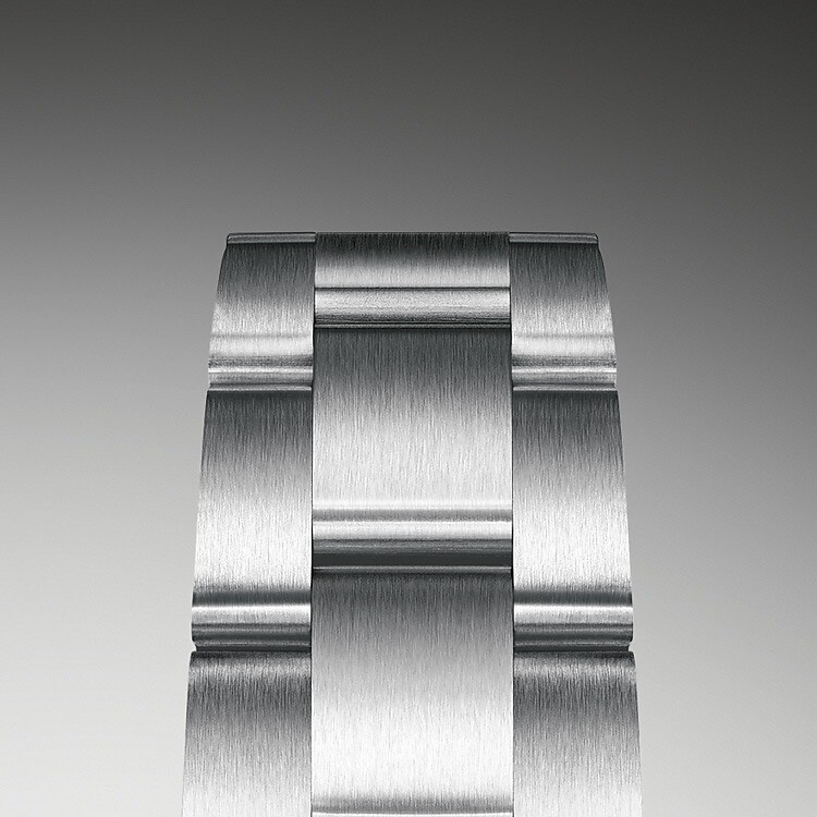 Das Oyster-Band ist das Ergebnis einer perfekten Kombination von Form und Funktion, Ästhetik und Technologie. Dieses Ende der 1930er-Jahre eingeführte, besonders robuste und bequeme dreireihige Metallarmband ist mit seinen breiten, flachen Bandelementen nach wie vor das verbreitetste Armband der Oyster-Kollektion. Bei den Oyster Perpetual Modellen ist das Oyster-Band mit einer Oysterclasp-Schließe ausgestattet.