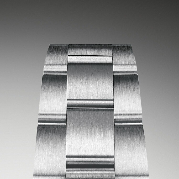 Das Oyster-Band ist das Ergebnis einer perfekten Kombination von Form und Funktion, Ästhetik und Technologie. Dieses Ende der 1930er-Jahre eingeführte, besonders robuste und bequeme dreireihige Metallarmband ist mit seinen breiten, flachen Bandelementen nach wie vor das verbreitetste Armband der Oyster-Kollektion. Bei den Oyster Perpetual Modellen ist das Oyster-Band mit einer Oysterclasp-Schließe ausgestattet.