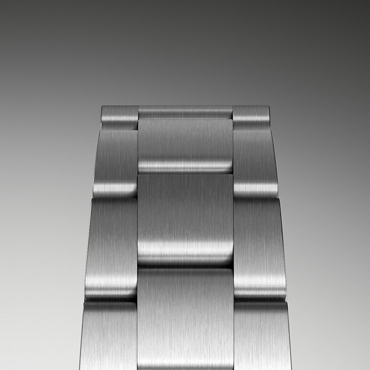 Das Oyster-Band ist das Ergebnis einer perfekten Kombination von Form und Funktion, Ästhetik und Technologie. Dieses Ende der 1930er-Jahre eingeführte, besonders robuste und bequeme dreireihige Metallarmband ist mit seinen breiten, flachen Bandelementen nach wie vor das verbreitetste Armband der Oyster Kollektion. Bei den Oyster Perpetual Modellen ist das Oyster-Band mit einer Oysterclasp-Schließe ausgestattet.