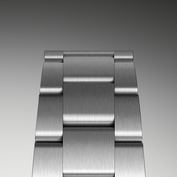 The Oyster bracelet is a perfect alchemy of form and function, aesthetics and technology. First introduced in the late 1930s, this particularly robust and comfortable metal bracelet with its broad, flat three-piece links remains the most universal bracelet in the Oyster collection. For the Oyster Perpetual models the Oyster bracelet is fitted with an Oysterclasp.