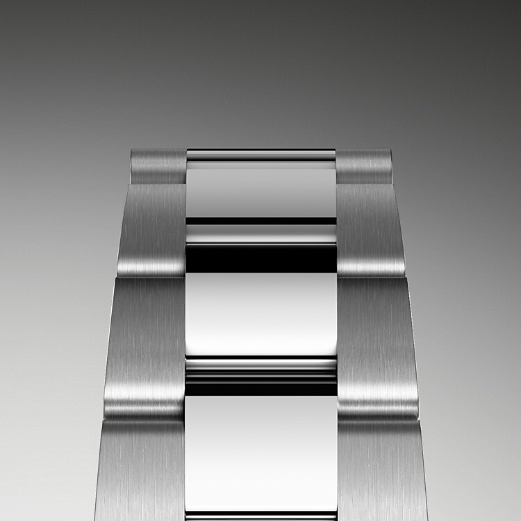 The Oyster bracelet is a perfect alchemy of form and function, aesthetics and technology, designed to be both robust and comfortable. It is equipped with an Oysterclasp and the Easylink comfort extension link, also exclusive to Rolex. This ingenious system allows the wearer to increase the bracelet length by approximately 5 mm, providing additional comfort in any circumstance.
