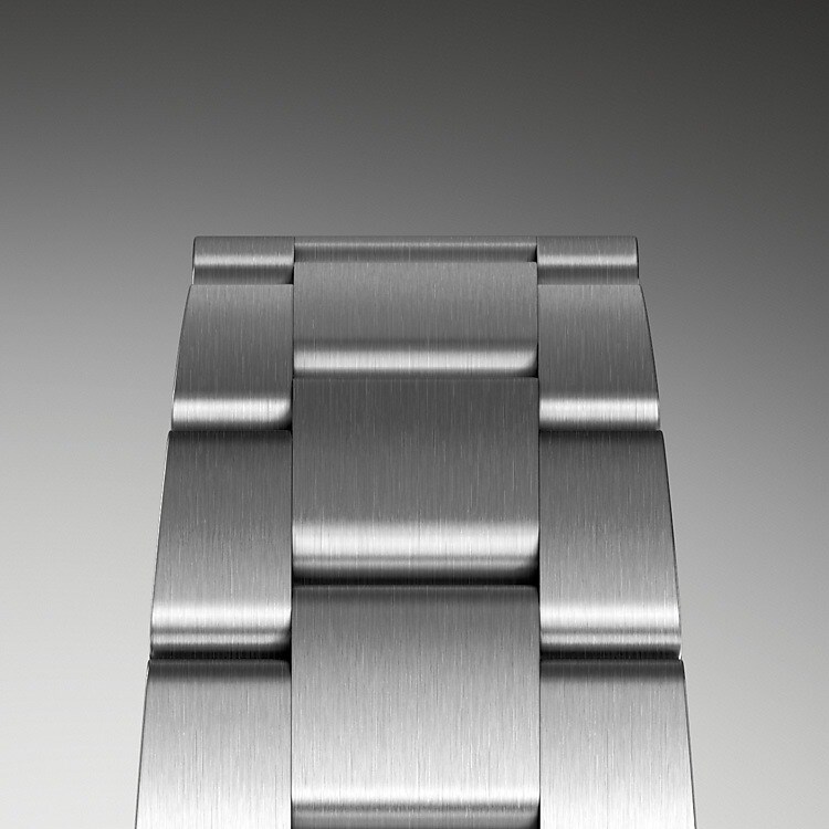 The Oyster bracelet is a perfect alchemy of form and function, aesthetics and technology, designed to be both robust and comfortable. It is equipped with an Oysterlock folding clasp, which prevents accidental opening and the Easylink comfort extension link, also exclusive to Rolex. This ingenious system allows the wearer to increase the bracelet length by approximately 5 mm, providing additional comfort in any circumstance.