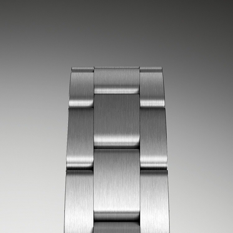 Das Oyster-Band ist das Ergebnis einer perfekten Kombination von Form und Funktion, Ästhetik und Technologie. Dieses Ende der 1930er-Jahre eingeführte, besonders robuste und bequeme dreireihige Metallarmband ist mit seinen breiten, flachen Bandelementen nach wie vor das verbreitetste Armband der Oyster Kollektion. Bei den Oyster Perpetual Modellen ist das Oyster-Band mit einer Oysterclasp-Schließe ausgestattet.