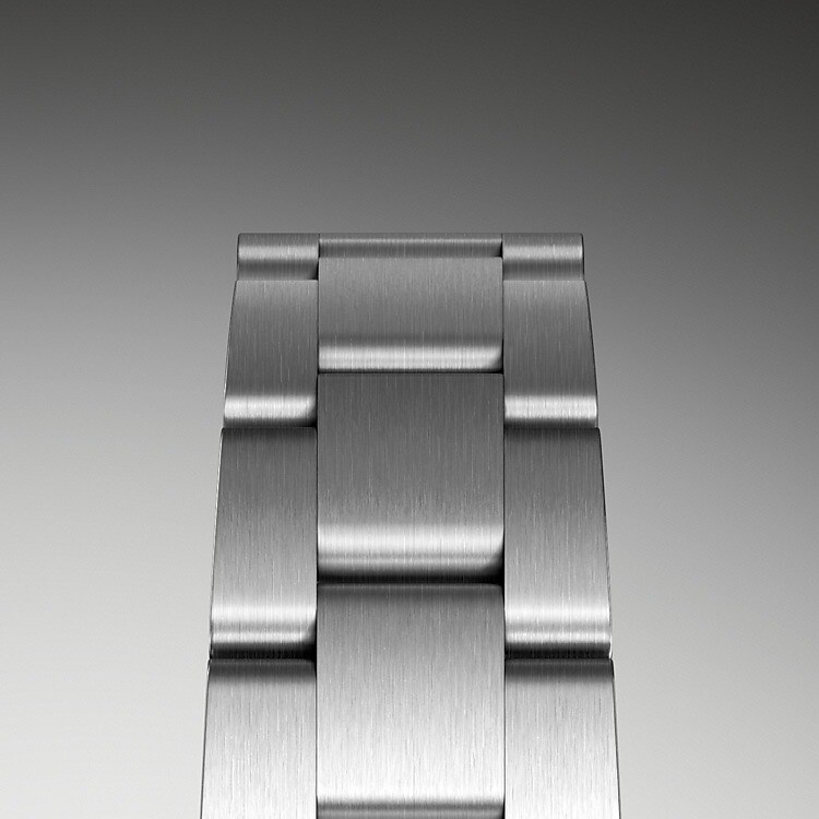 Le bracelet Oyster est l’alchimie parfaite entre forme et fonction, entre esthétique et technologie. Présenté à la fin des années 1930, ce bracelet métallique à trois mailles larges et plates, particulièrement robuste et confortable, reste le bracelet le plus répandu dans la collection Oyster. Sur les modèles Oyster Perpetual, le bracelet Oyster est doté d’un fermoir Oysterclasp.