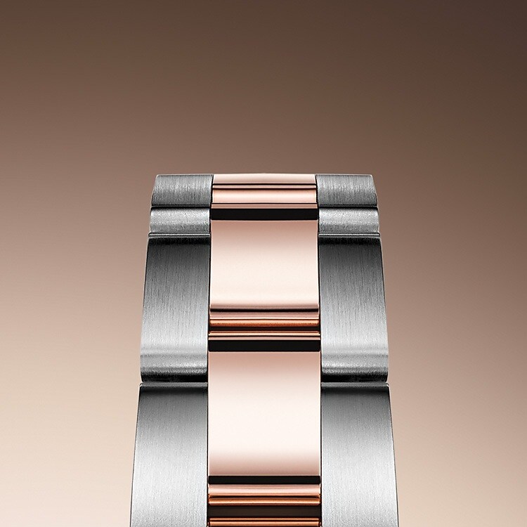 Das Oyster-Band ist das robuste und bequeme Ergebnis einer perfekten Kombination von Form und Funktion, Ästhetik und Technik. Es ist mit einer Oysterclasp-Schließe und dem komfortablen Easylink-Verlängerungssystem von Rolex ausgestattet. Dank dieses innovativen Systems kann das Armband um circa 5 mm erweitert werden, um jederzeit einen optimalen Tragekomfort sicherzustellen.