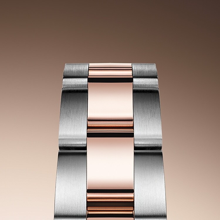 Das Oyster-Band ist das robuste und bequeme Ergebnis einer perfekten Kombination von Form und Funktion, Ästhetik und Technik. Es ist mit einer Oysterclasp-Schließe und dem komfortablen Easylink-Verlängerungssystem von Rolex ausgestattet, Dank dieses raffinierten Systems kann das Armband auf einfache Weise um circa 5 mm erweitert werden, um jederzeit einen optimalen Tragekomfort sicherzustellen.