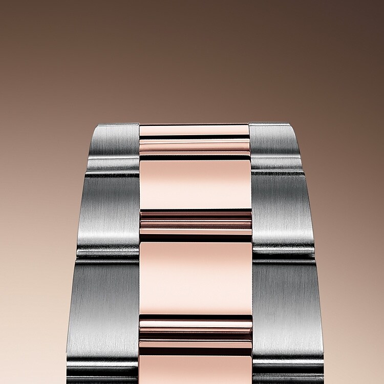 Das Oyster-Band ist das robuste und bequeme Ergebnis einer perfekten Kombination von Form und Funktion, Ästhetik und Technik. Es ist mit einer Oysterclasp-Schließe und dem komfortablen Easylink-Verlängerungssystem von Rolex ausgestattet, Dank dieses raffinierten Systems kann das Armband auf einfache Weise um circa 5 mm erweitert werden, um jederzeit einen optimalen Tragekomfort sicherzustellen.