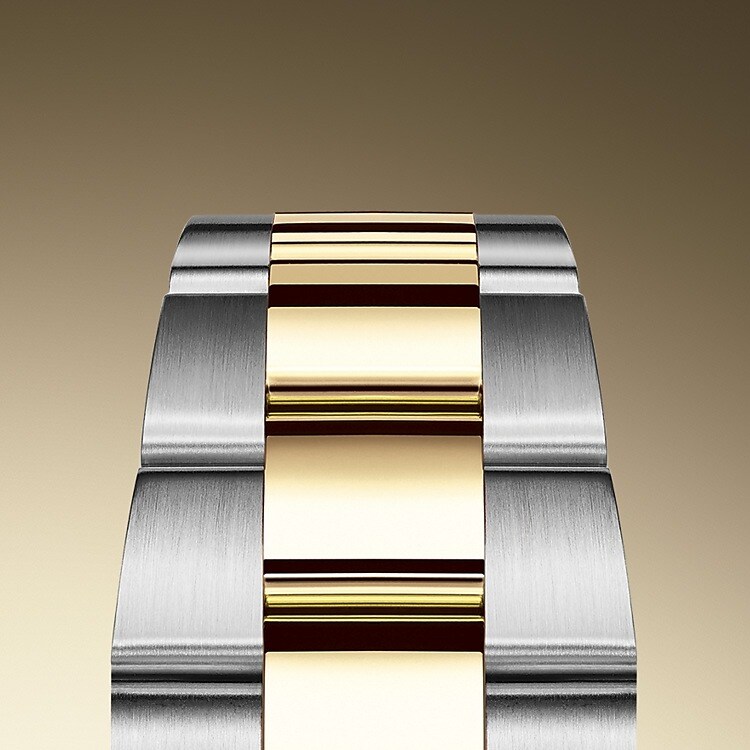 Das Oyster-Band ist das robuste und bequeme Ergebnis einer perfekten Kombination von Form und Funktion, Ästhetik und Technik. Es ist mit einer Oysterclasp-Schließe und dem komfortablen Easylink-Verlängerungssystem von Rolex ausgestattet. Dank dieses innovativen Systems kann das Armband um circa 5 mm erweitert werden, um jederzeit einen optimalen Tragekomfort sicherzustellen.