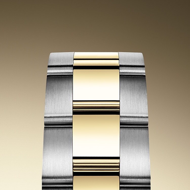 Das Oyster-Band ist das robuste und bequeme Ergebnis einer perfekten Kombination von Form und Funktion, Ästhetik und Technik. Es ist mit einer Oysterclasp-Schließe und dem komfortablen Easylink-Verlängerungssystem von Rolex ausgestattet, Dank dieses raffinierten Systems kann das Armband auf einfache Weise um circa 5 mm erweitert werden, um jederzeit einen optimalen Tragekomfort sicherzustellen.