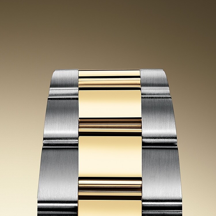 The Oyster bracelet is a perfect alchemy of form and function, aesthetics and technology, designed to be both robust and comfortable. It is equipped with an Oysterclasp and the Easylink comfort extension link, also exclusive to Rolex. This ingenious system allows the wearer to increase the bracelet length by approximately 5 mm, providing additional comfort in any circumstance.