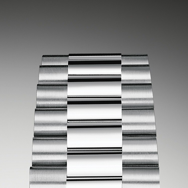 Bei Design, Entwicklung und Produktion der Armbänder und Schließen von Rolex sowie bei der rigorosen Qualitätsprüfung, der sie unterzogen werden, kommen hochtechnologische Verfahren zum Tragen. Und wie alle Bestandteile der Armbanduhr werden auch diese Komponenten Sichtkontrollen unterzogen, bei denen das menschliche Auge alle ästhetischen Merkmale genau überprüft, um makellose Schönheit zu gewährleisten. Das elegante, dreireihige Präsident-Band mit halbrunden Bandelementen wurde 1956 für das Originalmodell der Oyster Perpetual Day‑Date entwickelt. Es wird aus sorgfältig ausgewählten Edelmetallen hergestellt und steht für einzigartigen Tragekomfort und höchste Finesse.
