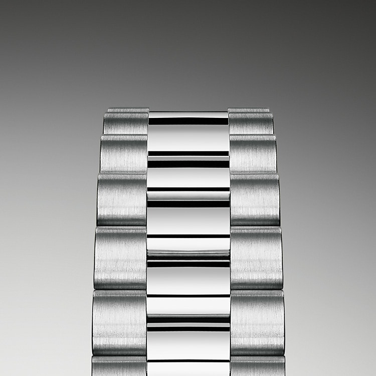Die Lady-Datejust ist mit dem prestigeträchtigen President-Band ausgestattet. Stets aus massivem Gold oder Platin gefertigt, verfügt das Armband über eine unter der Lünette angebrachte nicht sichtbare Befestigung, die es optisch nahtlos in das Gehäuse übergehen lässt. Eine verdeckte Crownclasp-Faltschließe der neuesten Generation, die sich durch eine bewegliche Rolex Krone öffnen lässt, ist die ästhetische und funktionelle Vollendung dieser prächtigen Armbänder.
