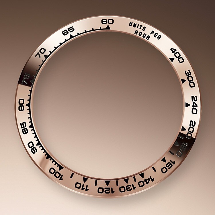 Der Cosmograph Daytona wurde entwickelt, um Langstreckenrennfahrern das bestmögliche Werkzeug zur Zeitmessung an die Hand zu geben. Die Lünette ist mit einer Tachymeterskala versehen, die es ermöglicht, Durchschnittsgeschwindigkeiten über eine vorher bestimmte Distanz in Abhängigkeit von der gemessenen Zeit zu bestimmen. Die Tachymeterskala gewährleistet eine optimale Ablesbarkeit; der Cosmograph Daytona wird damit zu einem perfekten Instrument, um Geschwindigkeiten bis zu 400 Einheiten pro Stunde zu messen, ob es sich nun um Kilometer oder um Meilen handelt.