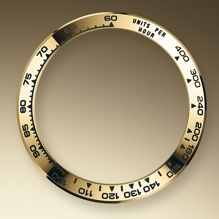 Der Cosmograph Daytona wurde entwickelt, um Langstreckenrennfahrern das bestmögliche Werkzeug zur Zeitmessung an die Hand zu geben. Die Lünette ist mit einer Tachymeterskala versehen, die es ermöglicht, Durchschnittsgeschwindigkeiten über eine vorher bestimmte Distanz in Abhängigkeit von der gemessenen Zeit zu bestimmen.