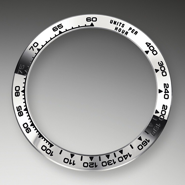 Der Cosmograph Daytona wurde entwickelt, um Langstreckenrennfahrern das bestmögliche Werkzeug zur Zeitmessung an die Hand zu geben. Die Lünette ist mit einer Tachymeterskala versehen, die es ermöglicht, Durchschnittsgeschwindigkeiten über eine vorher bestimmte Distanz in Abhängigkeit von der gemessenen Zeit zu bestimmen. Die Tachymeterskala gewährleistet eine optimale Ablesbarkeit; der Cosmograph Daytona wird damit zu einem perfekten Instrument, um Geschwindigkeiten bis zu 400 Einheiten pro Stunde zu messen, ob es sich nun um Kilometer oder um Meilen handelt.