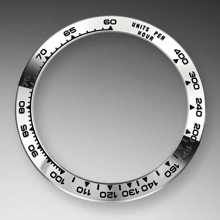 Der Cosmograph Daytona wurde entwickelt, um Langstreckenrennfahrern das bestmögliche Werkzeug zur Zeitmessung an die Hand zu geben. Die Lünette ist mit einer Tachymeterskala versehen, die es ermöglicht, Durchschnittsgeschwindigkeiten über eine vorher bestimmte Distanz in Abhängigkeit von der gemessenen Zeit zu bestimmen.