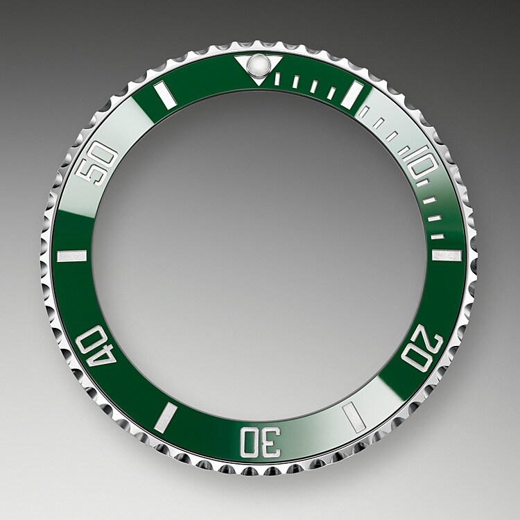 La lunette tournante de la Submariner est une des fonctions clés de la montre. Ses graduations 60 minutes permettent au plongeur de mesurer avec précision son temps de plongée et d’adapter ses paliers de décompression. Créée par Rolex à partir d’une céramique extrêmement résistante qui offre d’excellentes propriétés anti-corrosives, la lunette Cerachrom ne craint quasiment pas les rayures. Une capsule luminescente sur le repère du zéro assure une bonne lisibilité, même dans l’obscurité. Les bords crantés de la lunette ont été minutieusement conçus pour offrir une maniabilité excellente sous l’eau, même avec des gants.