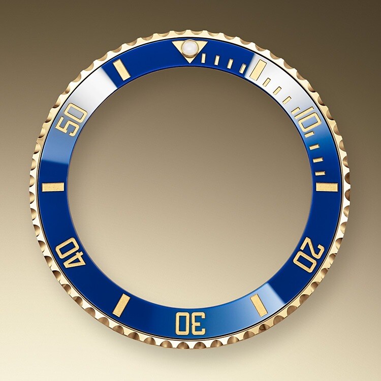 La lunette tournante de la Submariner est une des fonctions clés de la montre. Ses graduations 60 minutes permettent au plongeur de mesurer avec précision son temps de plongée et d’adapter ses paliers de décompression. Créée par Rolex à partir d’une céramique extrêmement résistante qui offre d’excellentes propriétés anti-corrosives, la lunette Cerachrom ne craint quasiment pas les rayures. Une capsule luminescente sur le repère du zéro assure une bonne lisibilité, même dans l’obscurité. Les bords crantés de la lunette ont été minutieusement conçus pour offrir une maniabilité excellente sous l’eau, même avec des gants.