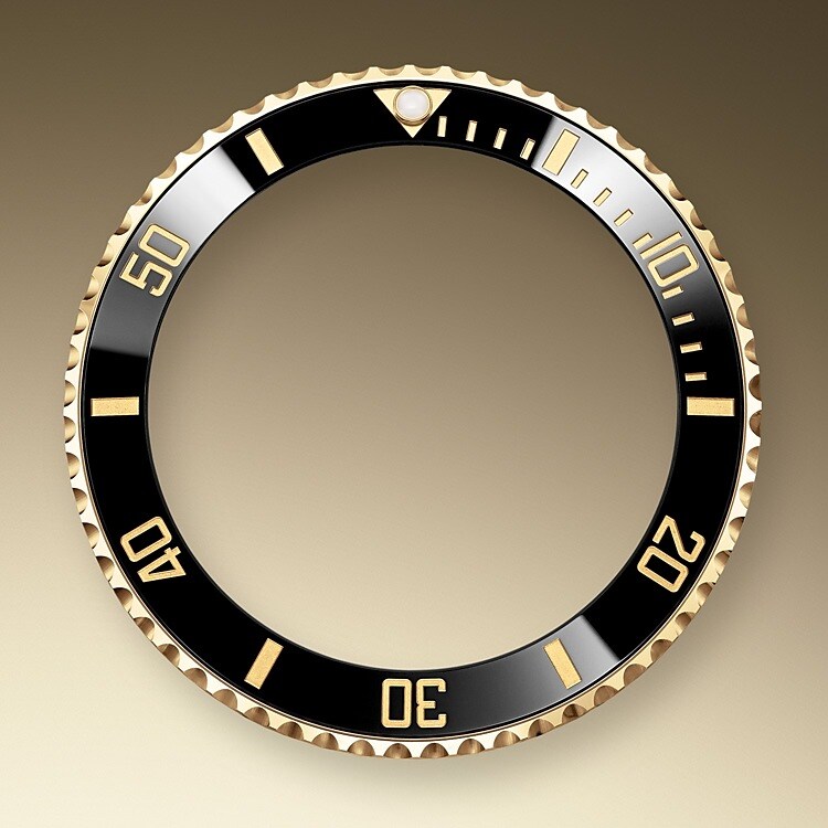 La lunette tournante de la Submariner est une des fonctions clés de la montre. Ses graduations 60 minutes permettent au plongeur de mesurer avec précision son temps de plongée et d’adapter ses paliers de décompression. Créée par Rolex à partir d’une céramique extrêmement résistante qui offre d’excellentes propriétés anti-corrosives, la lunette Cerachrom ne craint quasiment pas les rayures. Une capsule luminescente sur le repère du zéro assure une bonne lisibilité, même dans l’obscurité. Les bords crantés de la lunette ont été minutieusement conçus pour offrir une maniabilité excellente sous l’eau, même avec des gants.