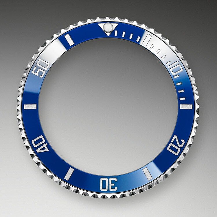 La lunette tournante de la Submariner est une des fonctions clés de la montre. Ses graduations 60 minutes permettent au plongeur de mesurer avec précision son temps de plongée et d’adapter ses paliers de décompression. Créée par Rolex à partir d’une céramique extrêmement résistante qui offre d’excellentes propriétés anti-corrosives, la lunette Cerachrom ne craint quasiment pas les rayures. Une capsule luminescente sur le repère du zéro assure une bonne lisibilité, même dans l’obscurité. Les bords crantés de la lunette ont été minutieusement conçus pour offrir une maniabilité excellente sous l’eau, même avec des gants.