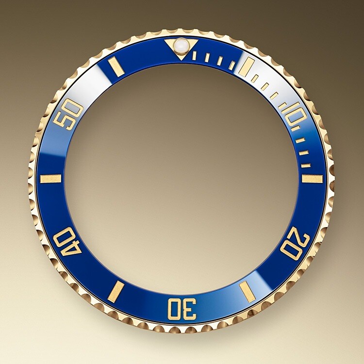 La lunette tournante de la Submariner est une des fonctions clés de la montre. Ses graduations 60 minutes permettent au plongeur de mesurer avec précision son temps de plongée et d’adapter ses paliers de décompression. Créée par Rolex à partir d’une céramique extrêmement résistante qui offre d’excellentes propriétés anti-corrosives, la lunette Cerachrom ne craint quasiment pas les rayures. Une capsule luminescente sur le repère du zéro assure une bonne lisibilité, même dans l’obscurité. Les bords crantés de la lunette ont été minutieusement conçus pour offrir une maniabilité excellente sous l’eau, même avec des gants.