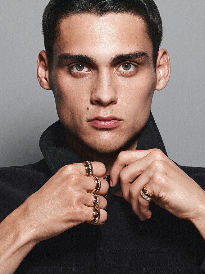 Mann trägt verschiedene Ringe der Linie Quatre Classique der Maison Boucheron