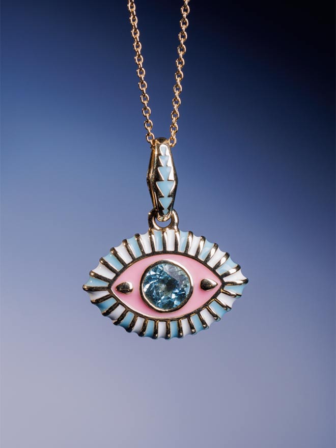 Anhänger der Kollektion Life in Color der Marke NeverNoT vor blauem Hintergrund 