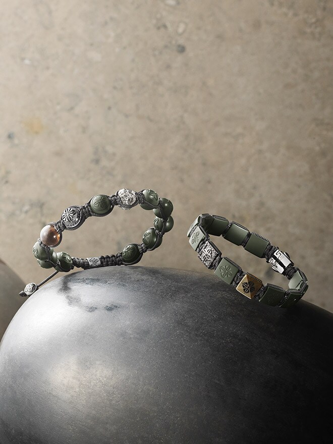Zwei Armbänder der Marke Shamballa Jewels auf glattgeschliffenen Marmorkugeln 