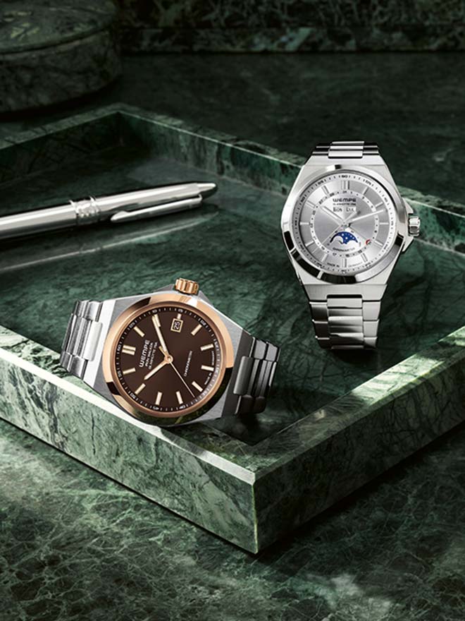 Zwei Uhren von Wempe Glashütte i/SA auf grünem Marmor